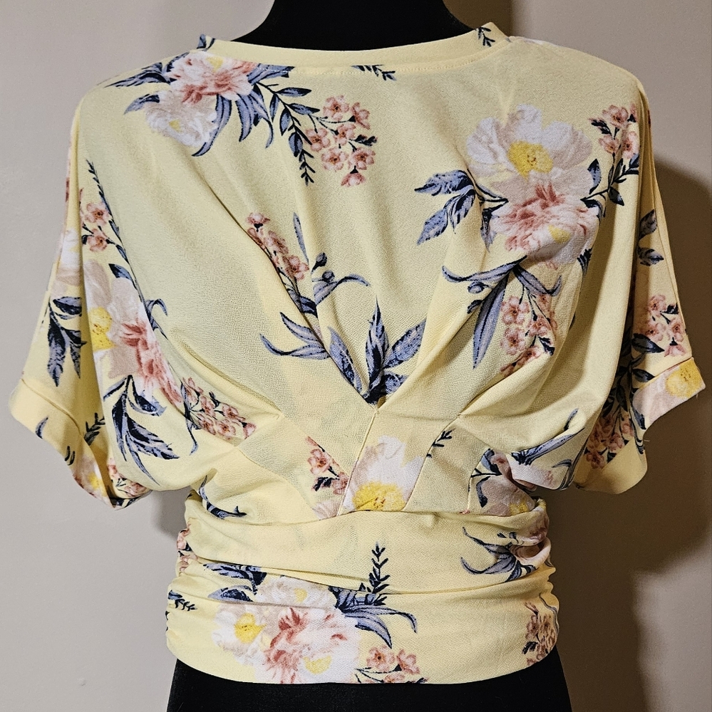 5/30$Suzy Shier Retro tropical light yellow pink floral print batwing dolman top